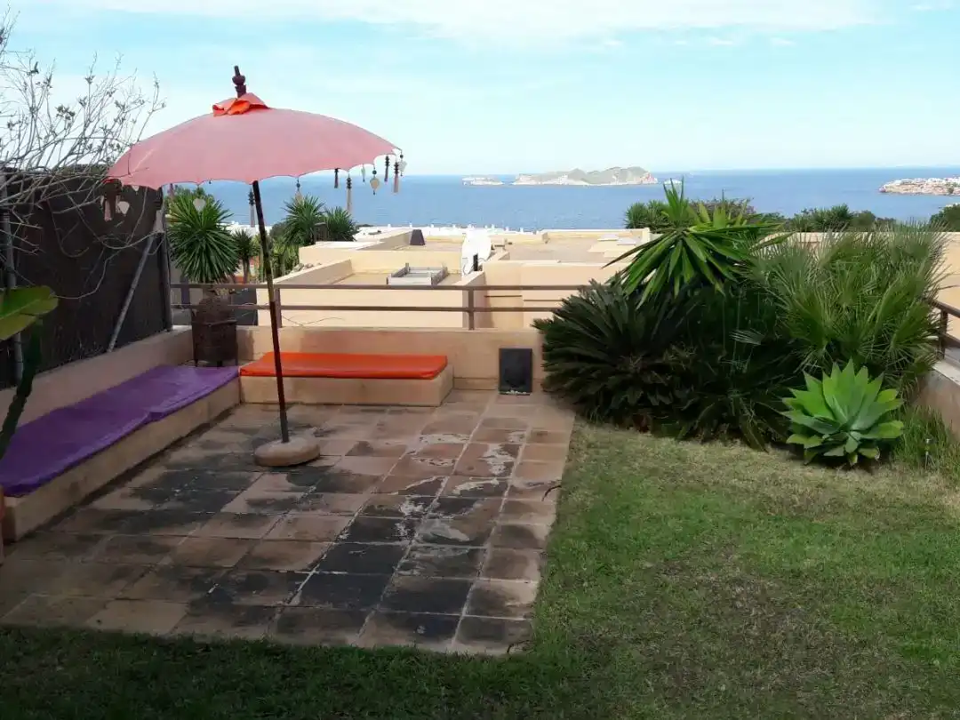 Terrasse von Einfamilien-Reihenhaus zur Miete in Cala Vedella - Cala Tarida  