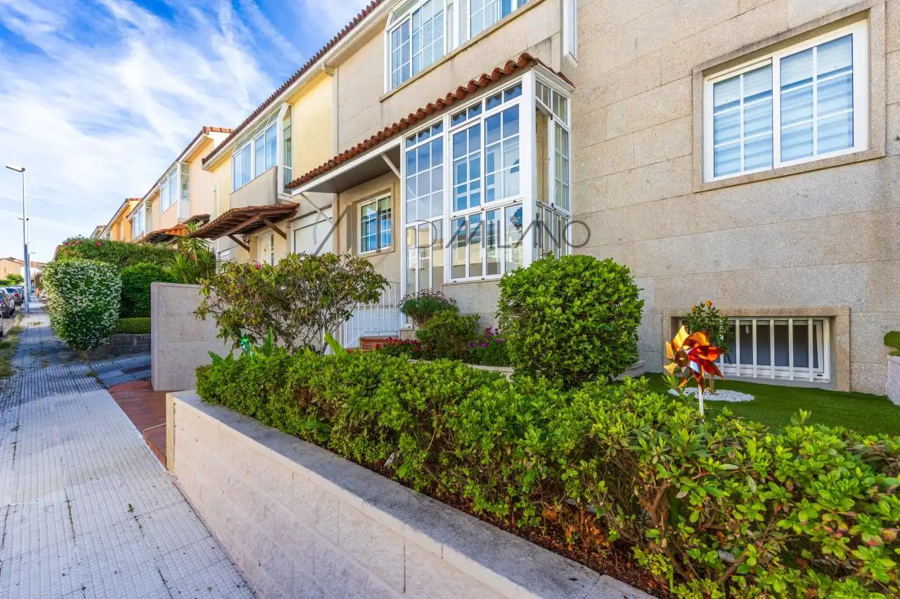 Vista exterior de Casa adosada en venta en Vigo  con Calefacción, Jardín privado y Parquet