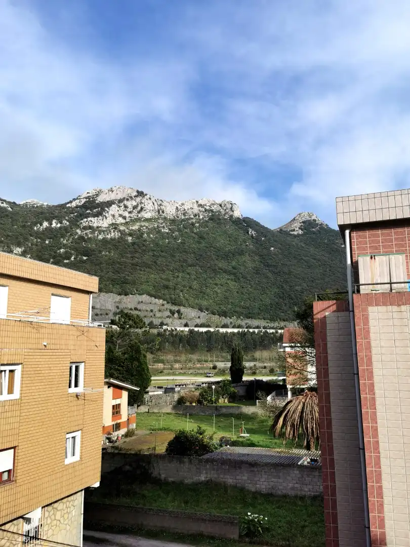 Vista exterior de Ático en venta en Castro-Urdiales con Calefacción, Terraza y Trastero