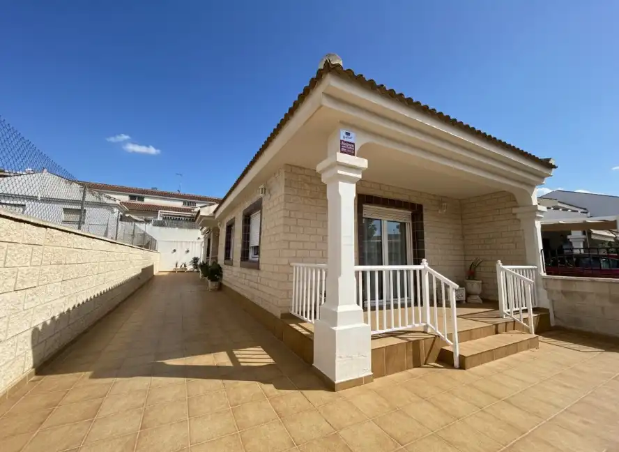 Vista exterior de Casa adosada en venda en San Javier amb Aire condicionat, Calefacció i Jardí privat