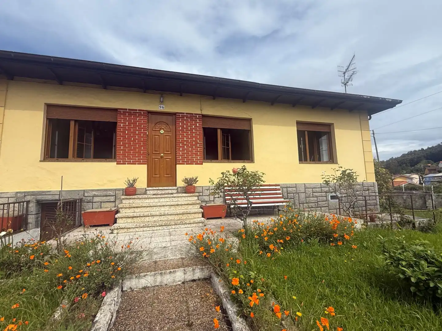 Vista exterior de Piso en venta en Castrillón con Calefacción, Jardín privado y Parquet