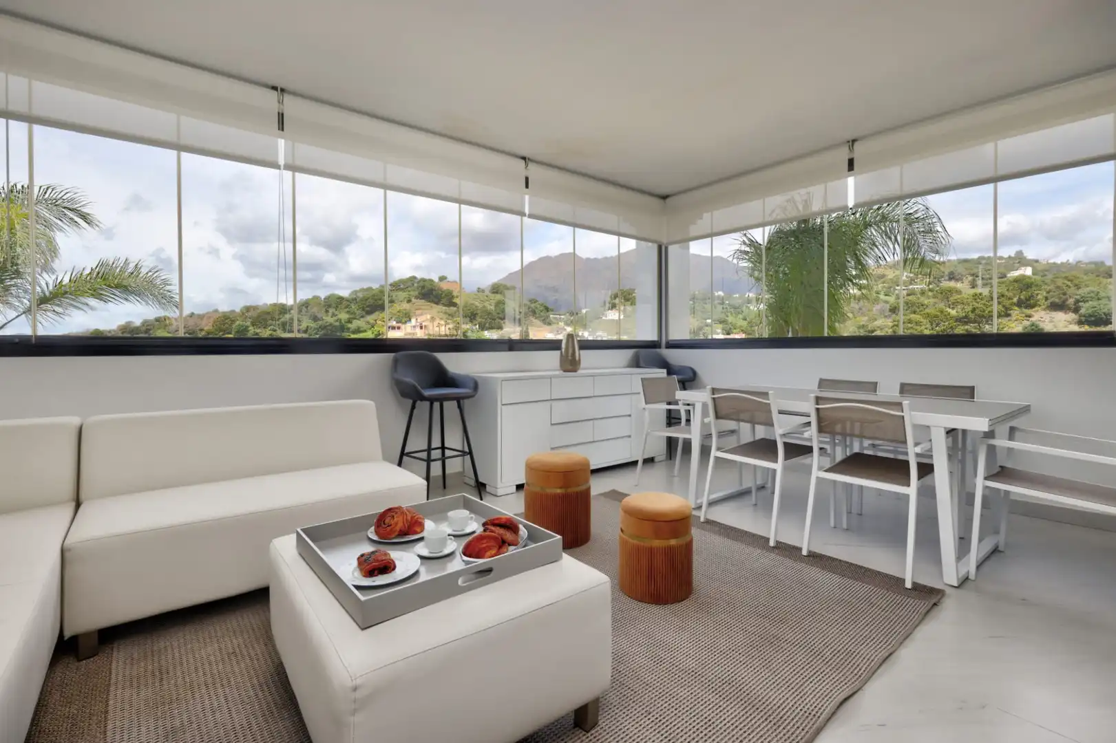 Sala de estar de Apartamento en venta en Estepona con Aire acondicionado, Terraza y Piscina