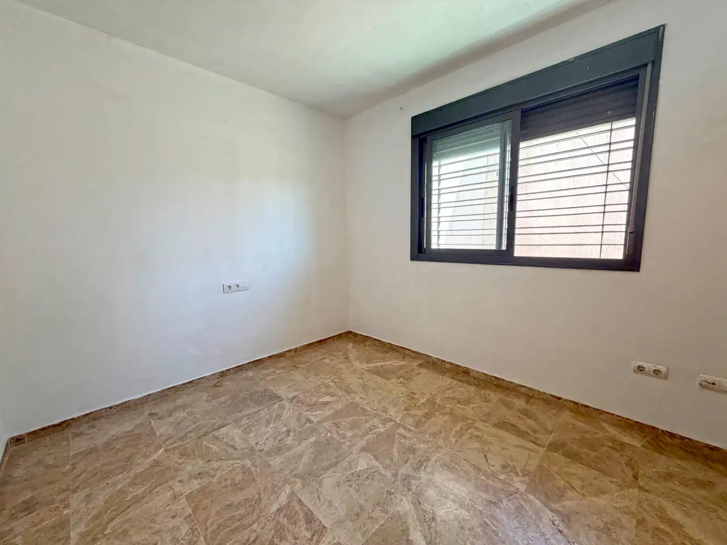 Dormitori de Casa adosada en venda en Mairena del Aljarafe amb Aire condicionat, Calefacció i Traster