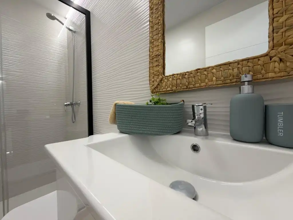 Bany de Apartament en venda en Torrevieja amb Aire condicionat, Jardí privat i Piscina
