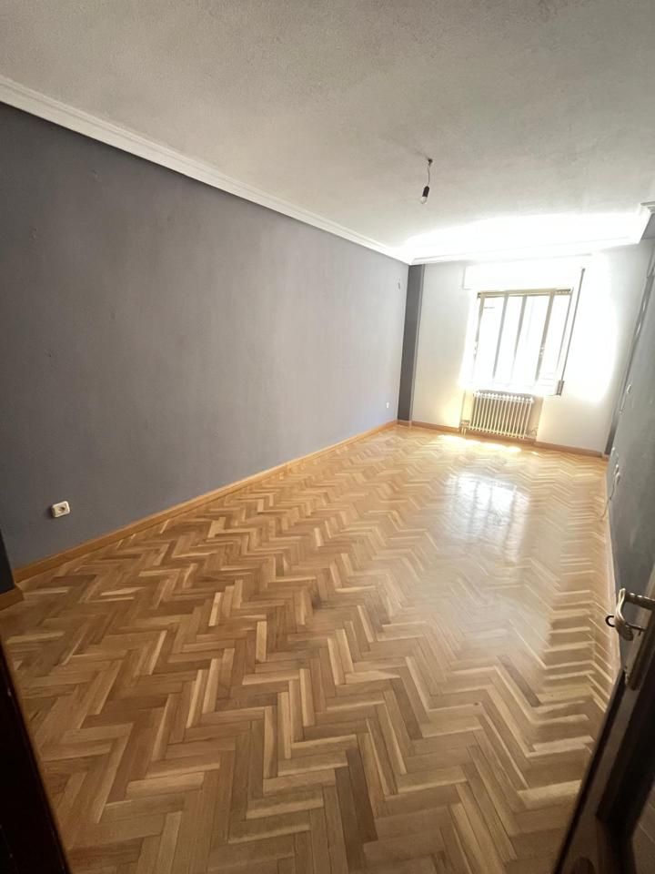 Habitación de Apartamento en venta en Salamanca Capital con Calefacción, Parquet y Balcón