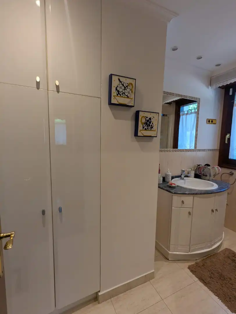 Badezimmer von Einfamilien-Reihenhaus zum Verkauf in Amorebieta-Etxano mit Privatgarten, Terrasse und Balkon
