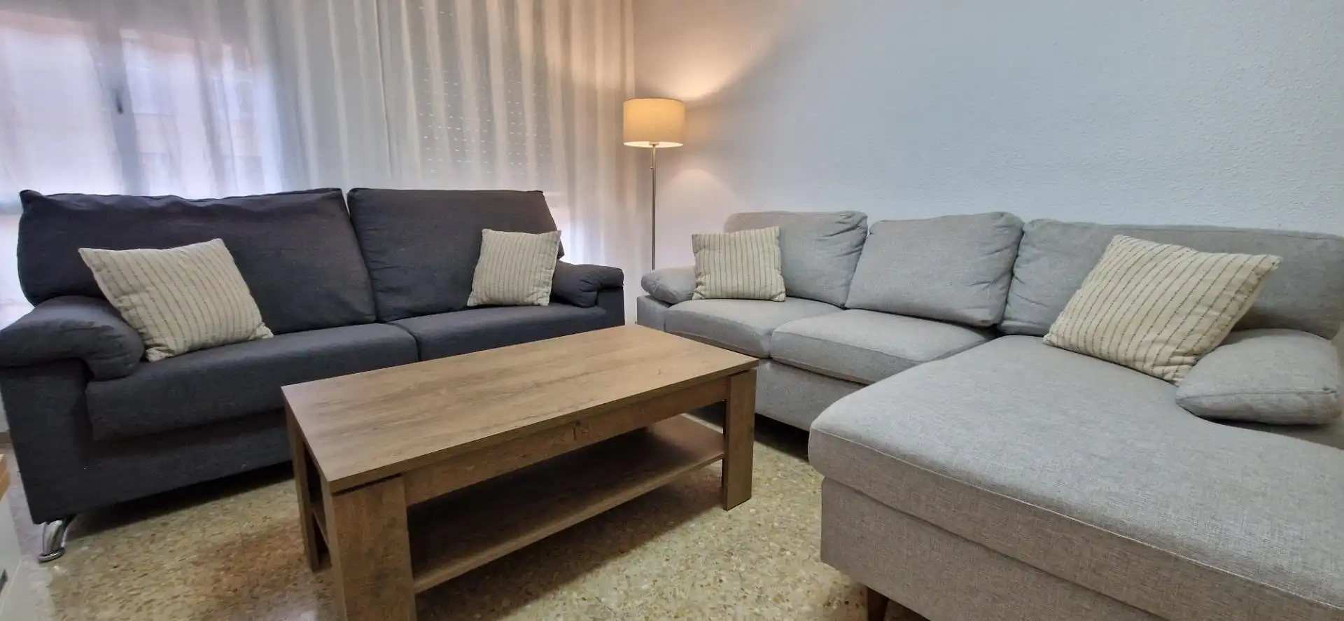 Wohnzimmer von Wohnung zur untervermieten in Córdoba mit Klimaanlage, Abstellraum und Balkon