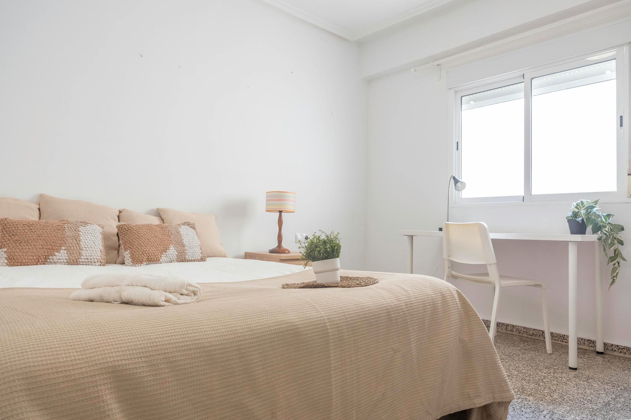 Bedroom of Flat to share in  Valencia Capital  with Washing machine, TV and Balcony