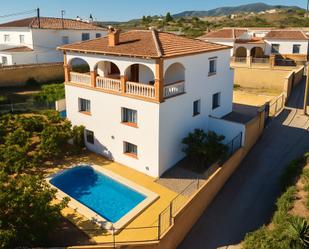 Vista exterior de Casa o xalet en venda en Vélez-Málaga amb Aire condicionat, Jardí privat i Terrassa