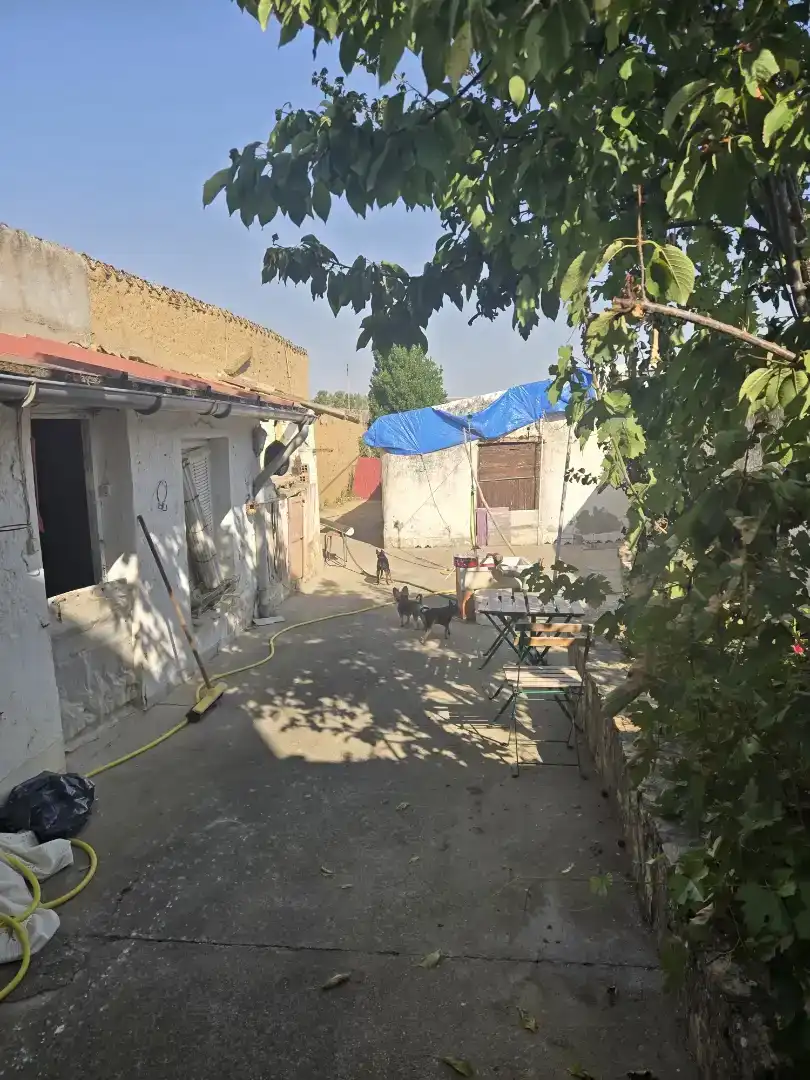 Vista exterior de Casa adosada en venda en Vega de Ruiponce amb Jardí privat, Traster i Moblat