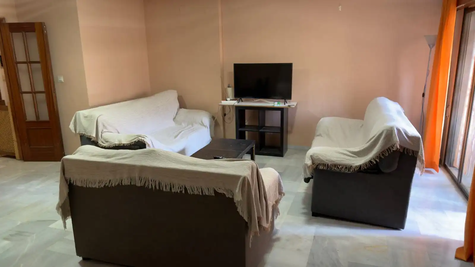 Sala de estar de Piso para compartir en  Granada Capital con Calefacción, Terraza y Amueblado
