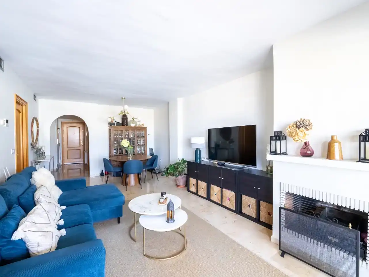 Living room of Flat for sale in Marbella  with Air Conditioner, Swimming Pool and Balcony