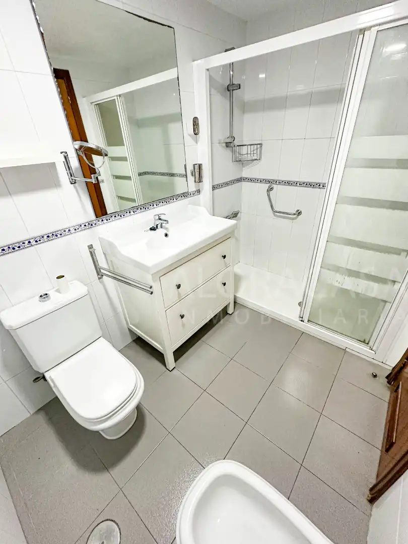 Bathroom of Flat for sale in Málaga  with Air Conditioner and Terrace