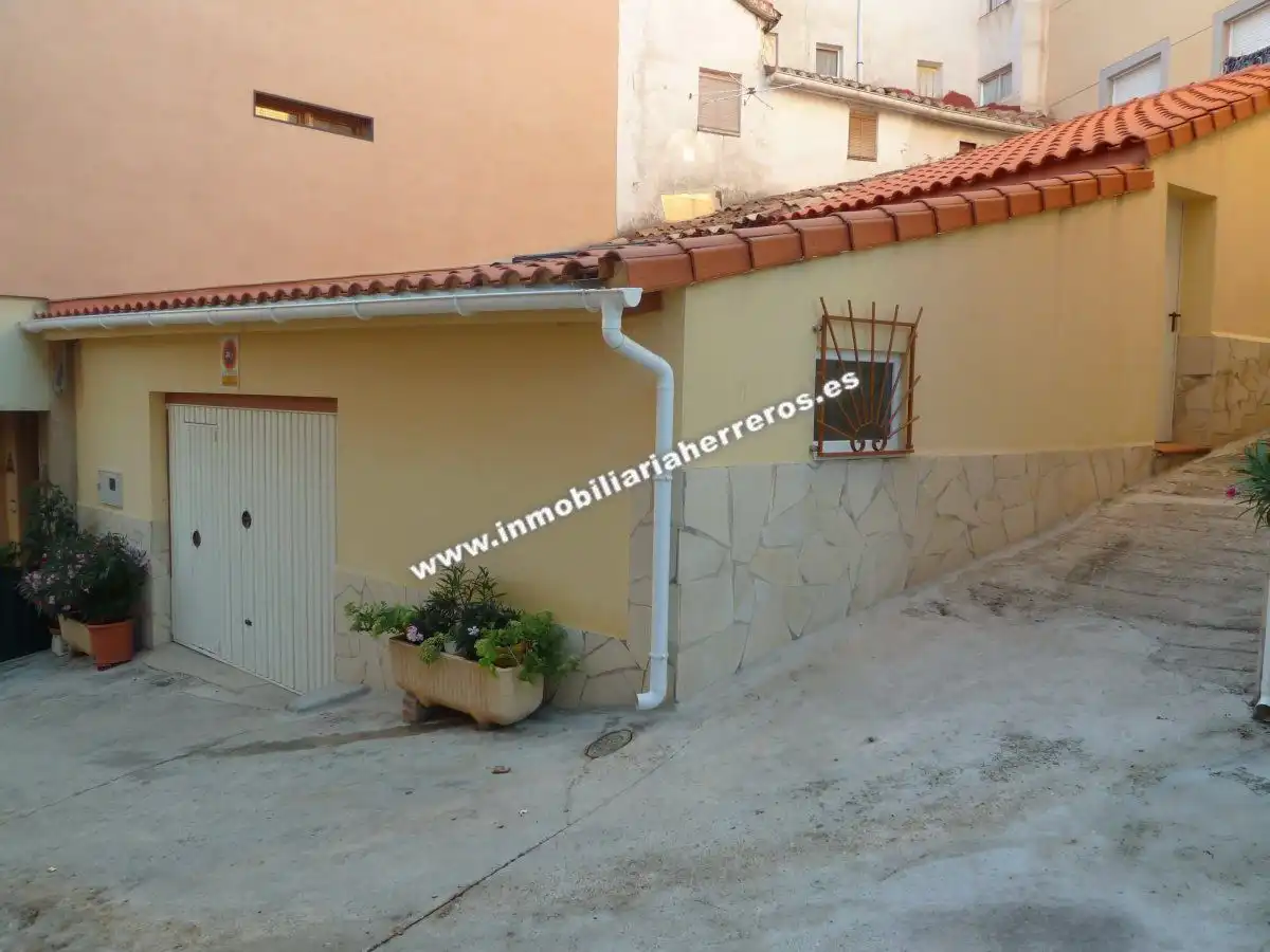 Vista exterior de Casa adosada en venta en Viguera con Calefacción, Parquet y Trastero