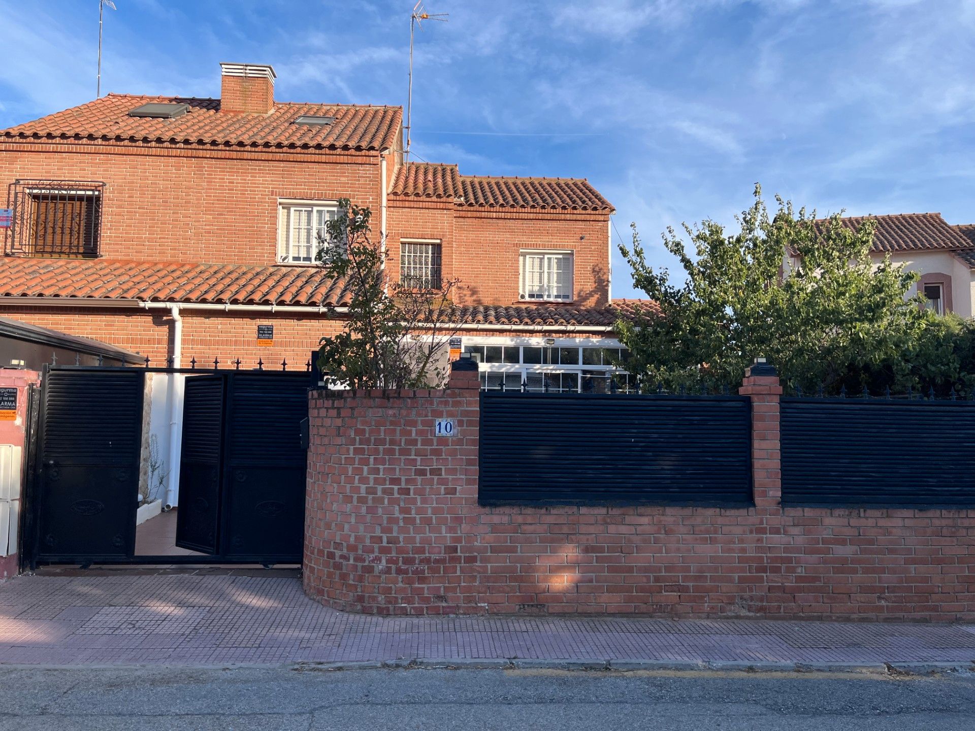 Vista exterior de Casa o xalet en venda en Villalbilla amb Calefacció, Jardí privat i Piscina