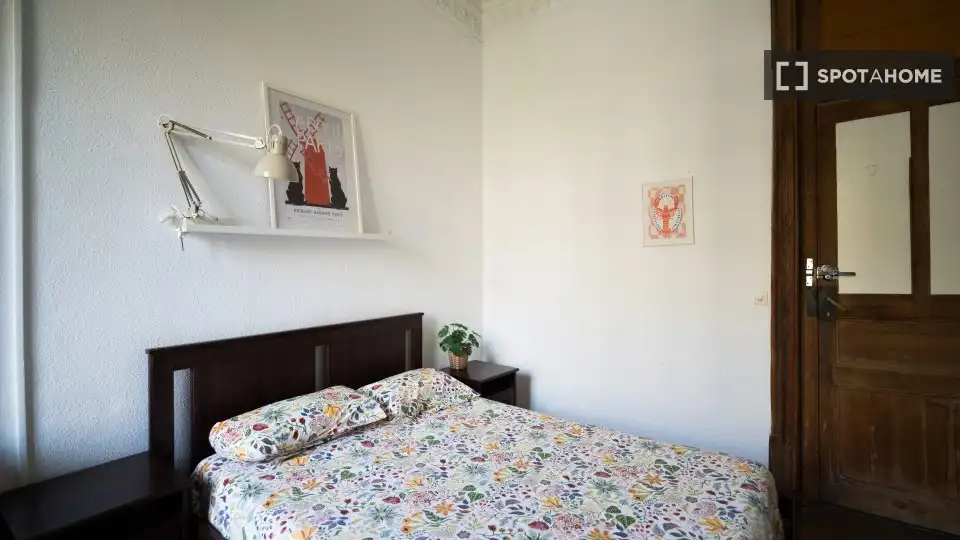 Bedroom of Flat for share in Barcelona  with Air Conditioner, Heating and Furnished