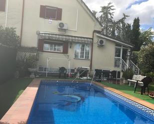 Piscina de Casa adosada en venda en Las Rozas de Madrid amb Aire condicionat, Calefacció i Jardí privat