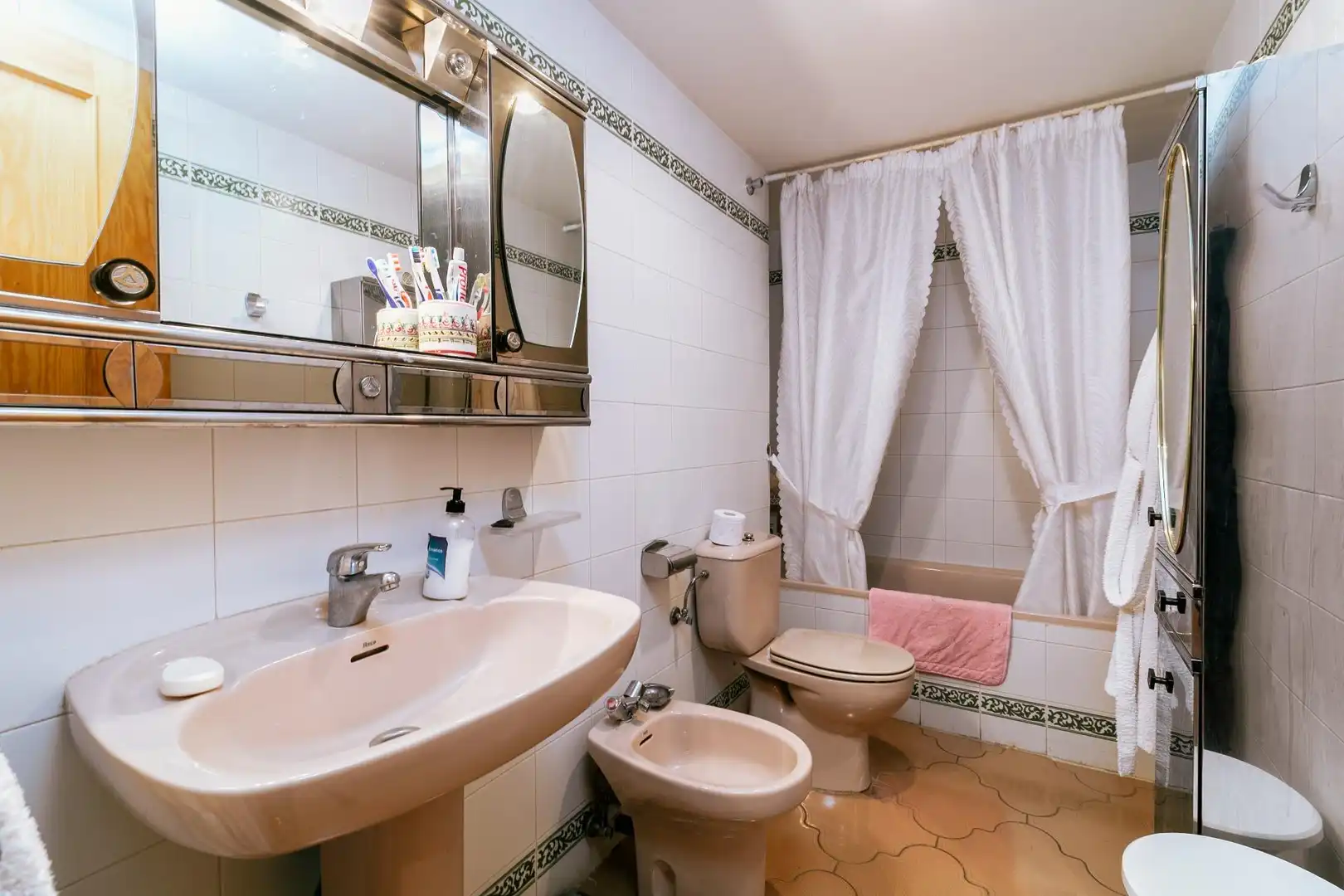 Baño de Piso en venta en Biescas con Calefacción, Amueblado y Balcón