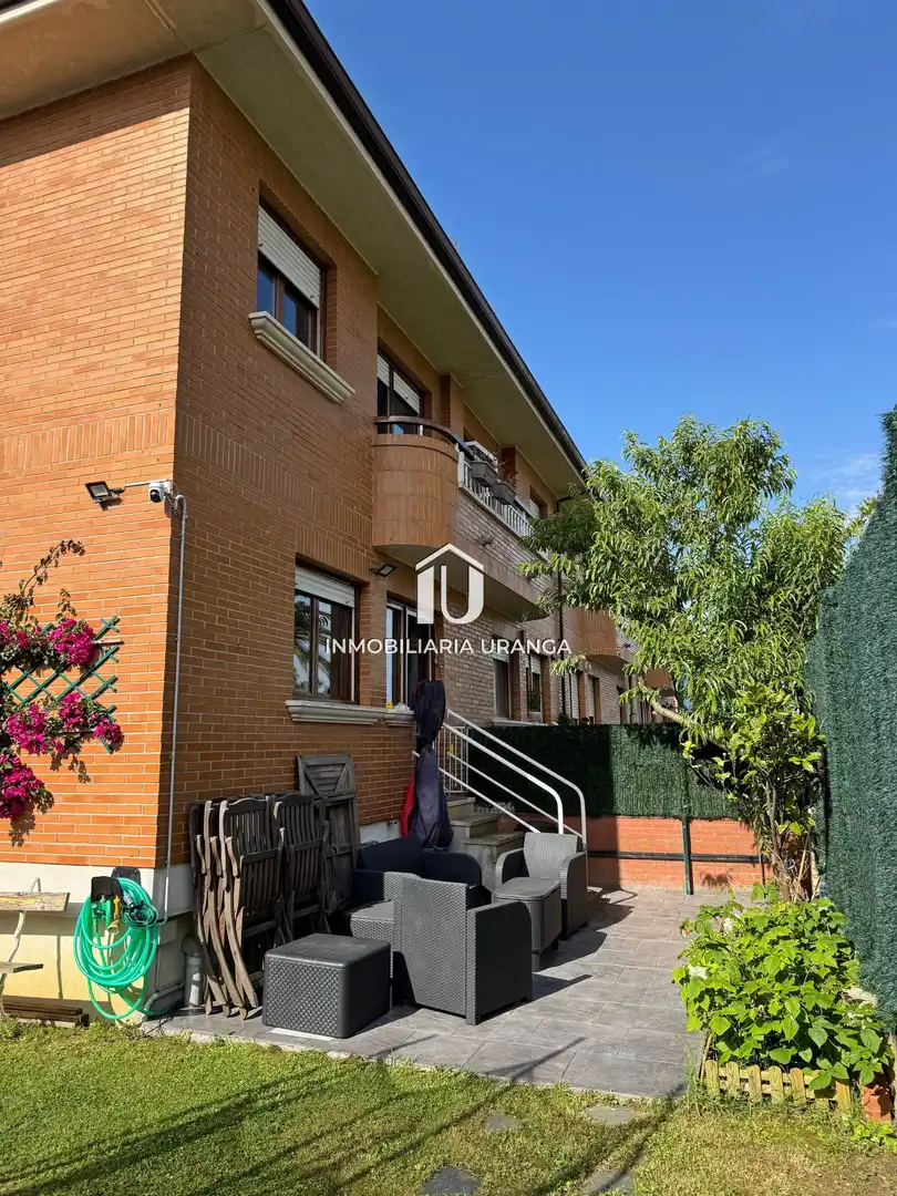 Vista exterior de Casa o xalet en venda en Laredo amb Calefacció, Jardí privat i Terrassa
