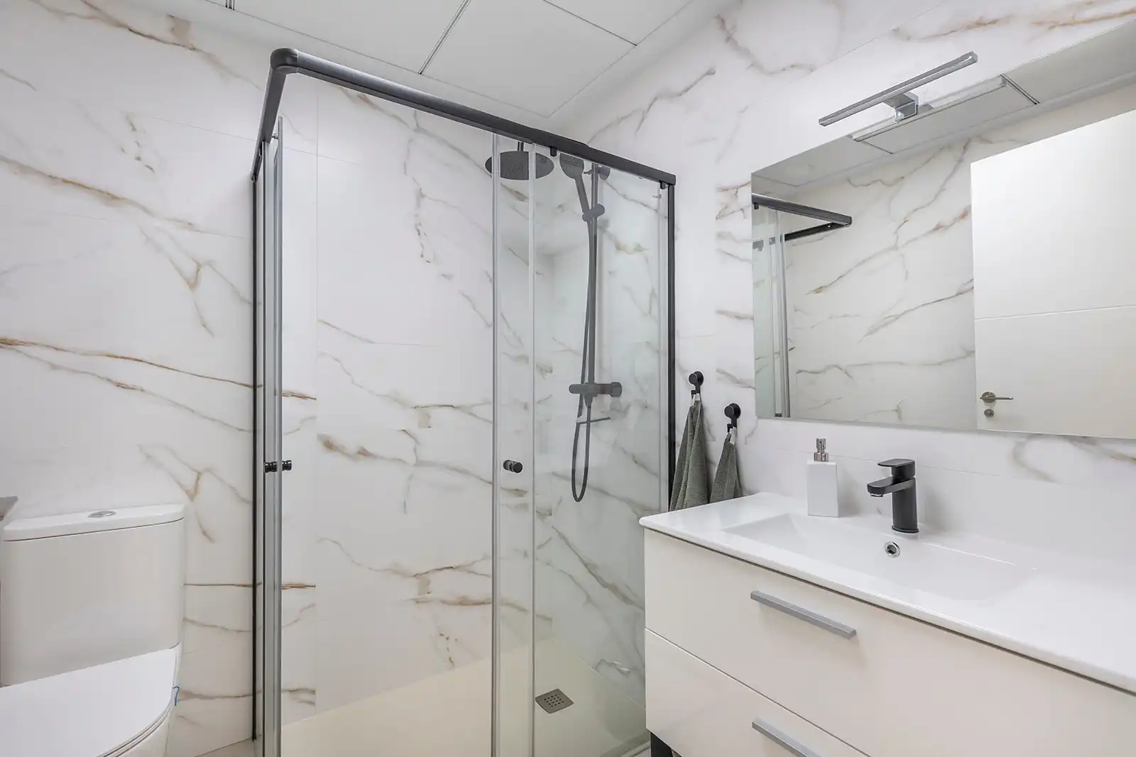 Badezimmer von Erdgeschoss zum Verkauf in Orihuela mit Klimaanlage, Terrasse und Möbliert