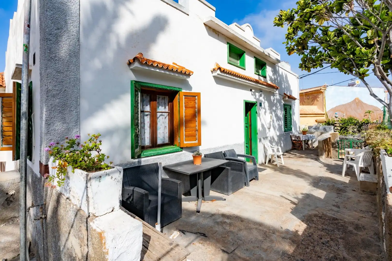 Vista exterior de Casa adosada en venta en Guía de Isora con Jardín privado y Terraza