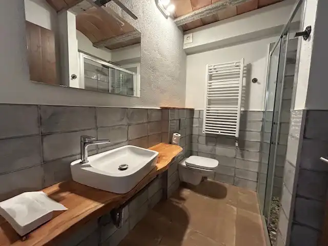 Baño de Finca rústica de alquiler en Vallgorguina con Calefacción, Jardín privado y Piscina