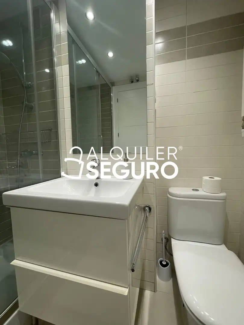 Bany de Pis de lloguer en Madrid amb Aire condicionat, Calefacció i Piscina