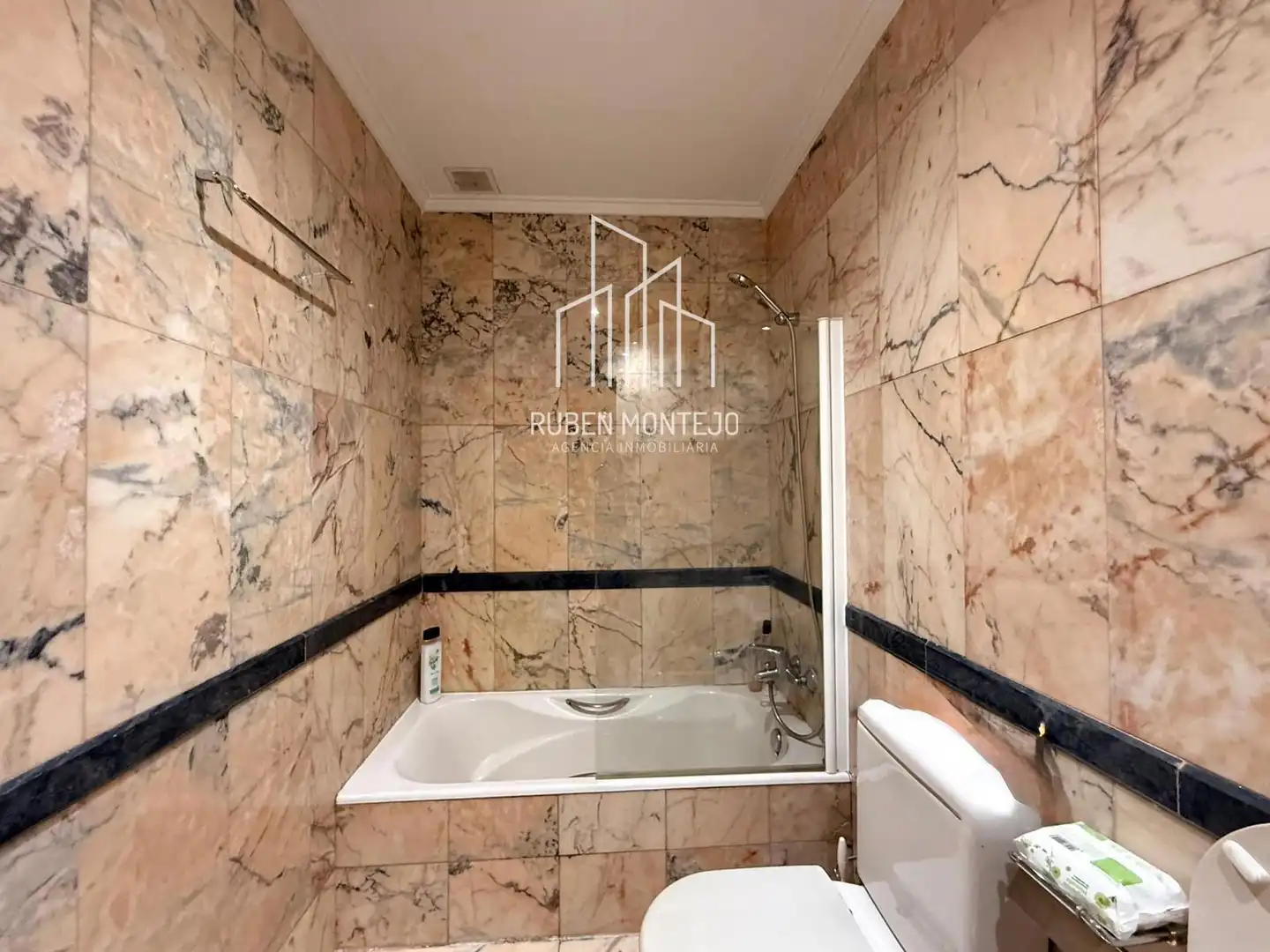 Badezimmer von Wohnung zur Miete in Salamanca mit Heizung, Parkett und Terrasse
