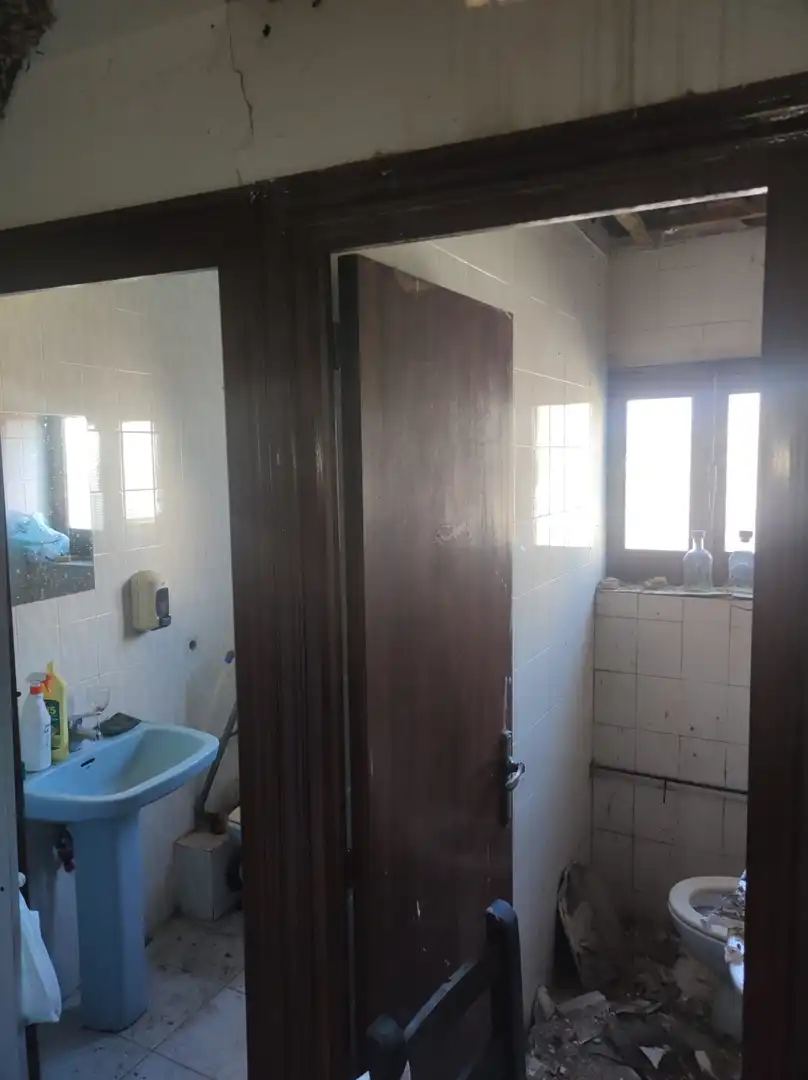 Badezimmer von Einfamilien-Reihenhaus zum Verkauf in Barruelo de Santullán mit Ofen, Waschmaschine und Fernseher