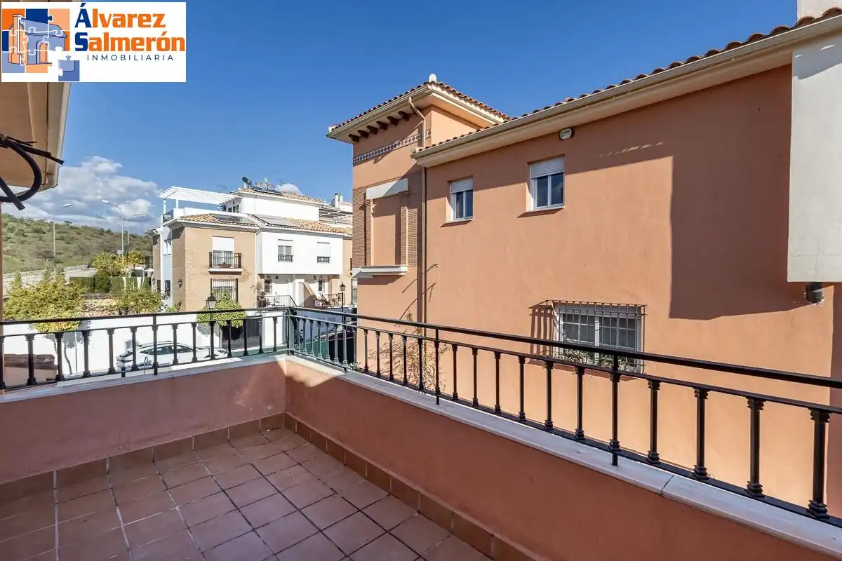 Vista exterior de Casa adosada en venta en Huétor Vega con Aire acondicionado, Terraza y Trastero