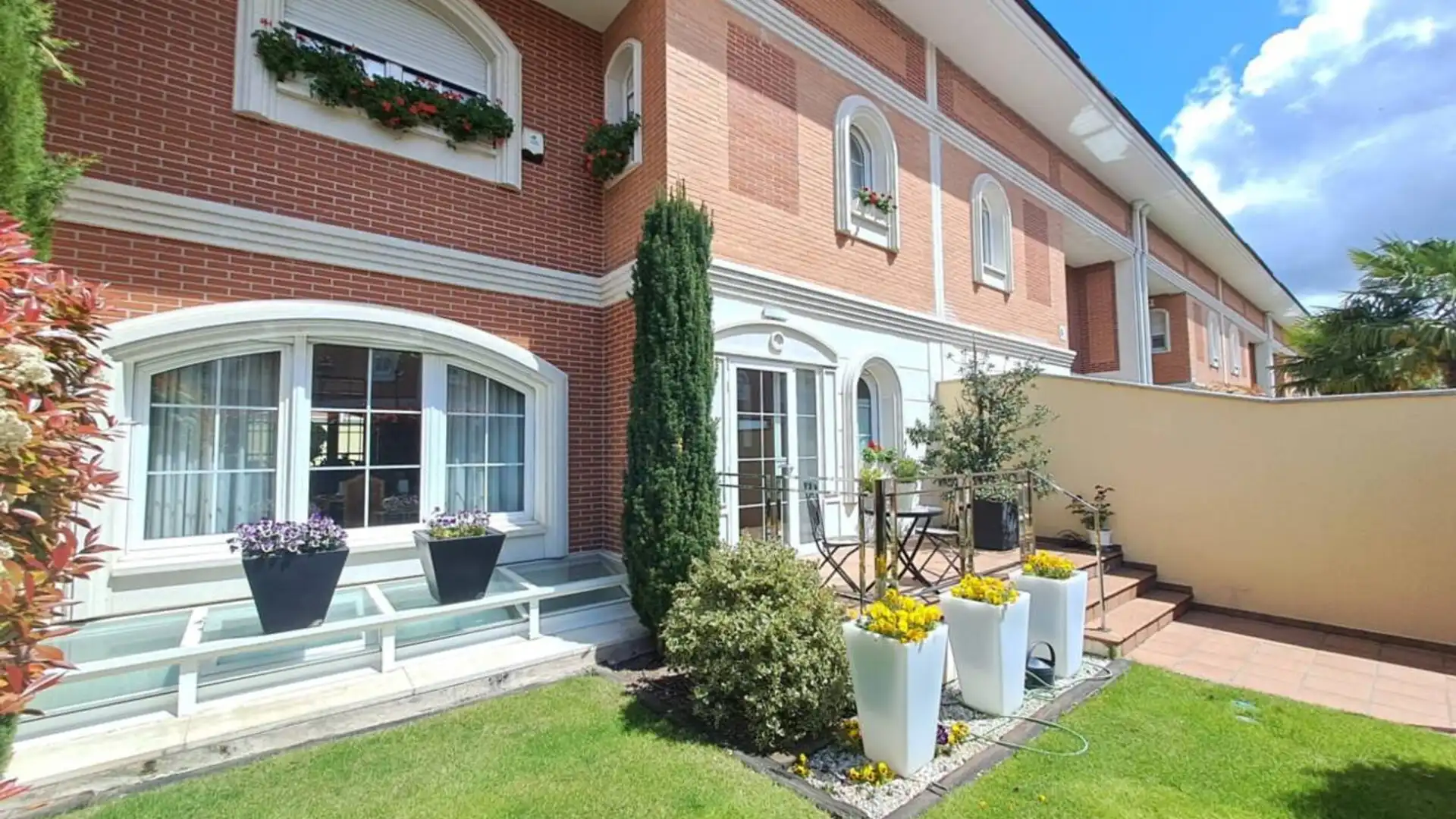 Terrace of Single-family semi-detached for sale in Burgos Capital  with Heating, Private garden and Parquet flooring