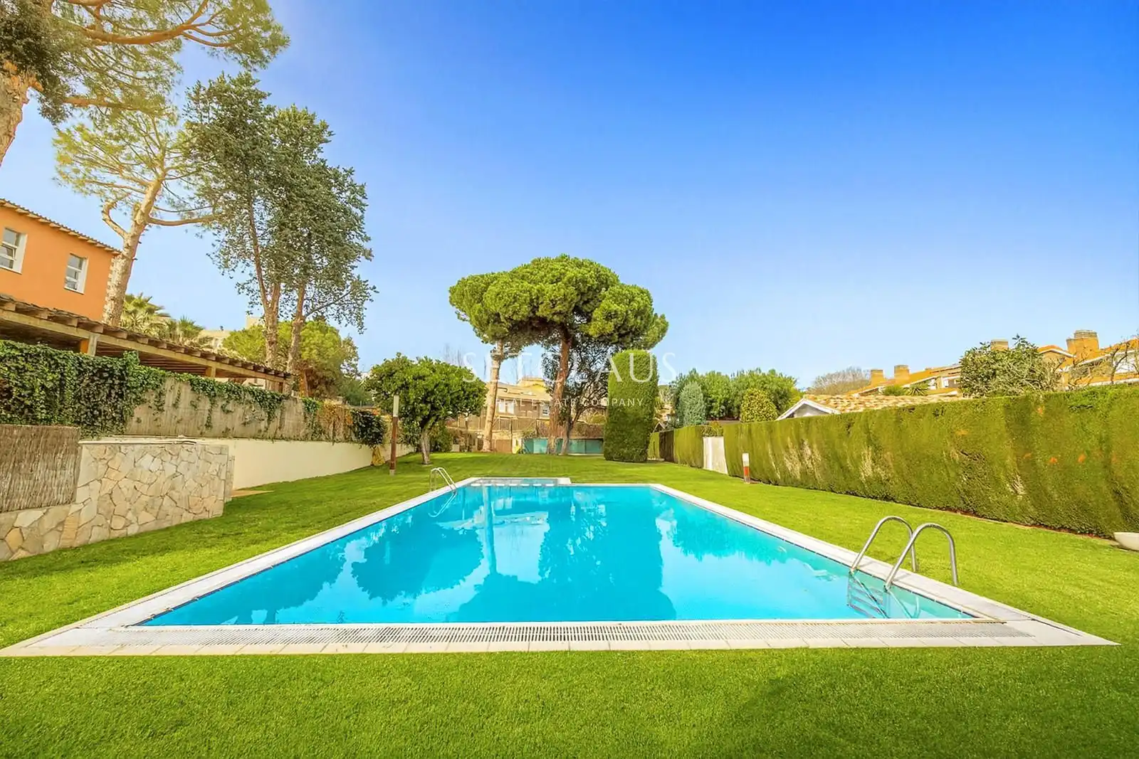 Piscina de Casa adosada en venta en Alella con Aire acondicionado, Calefacción y Jardín privado