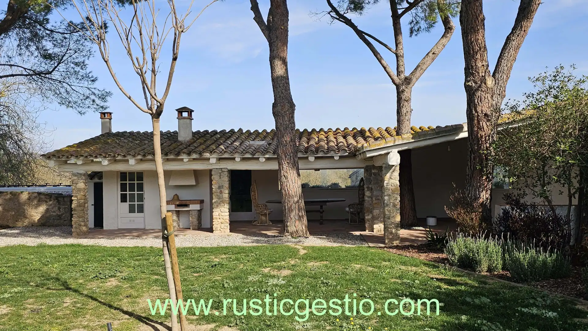 Außenansicht von Country house zum Verkauf in Navata mit Privatgarten, Terrasse und Schwimmbad