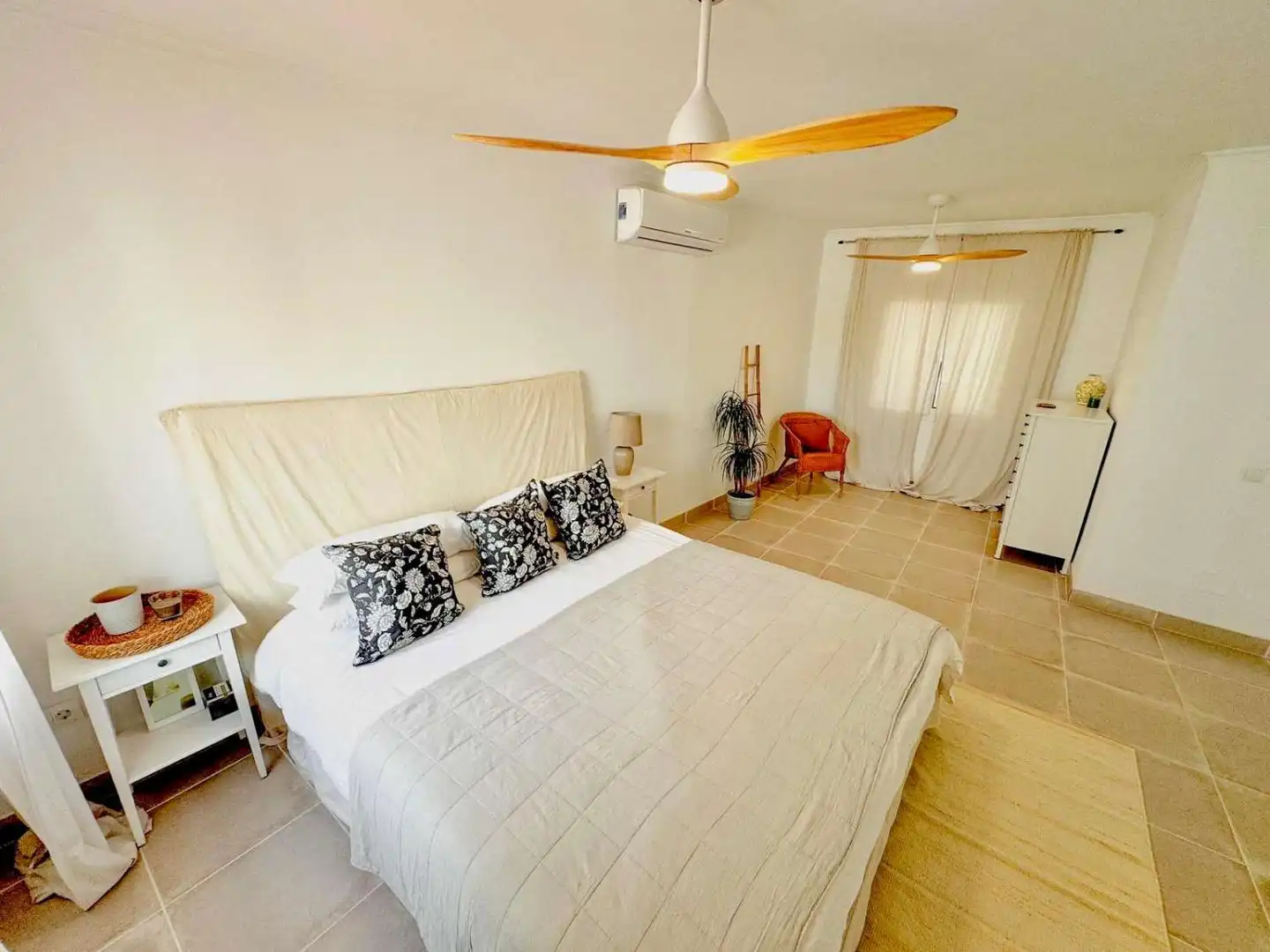 Dormitori de Casa o xalet en venda en Nerja amb Aire condicionat i Piscina