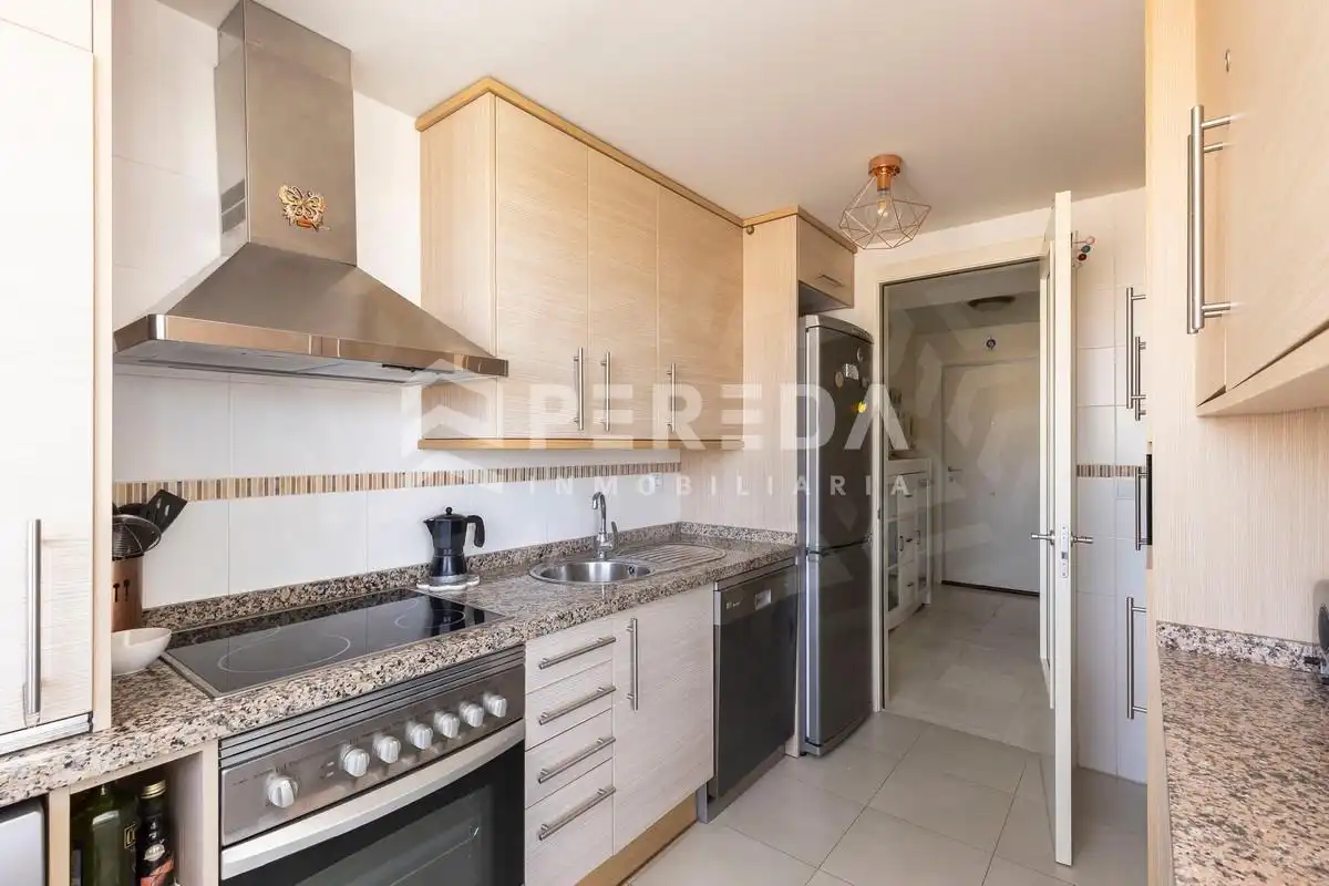 Küche von Wohnung zum Verkauf in Roquetas de Mar mit Klimaanlage, Privatgarten und Terrasse