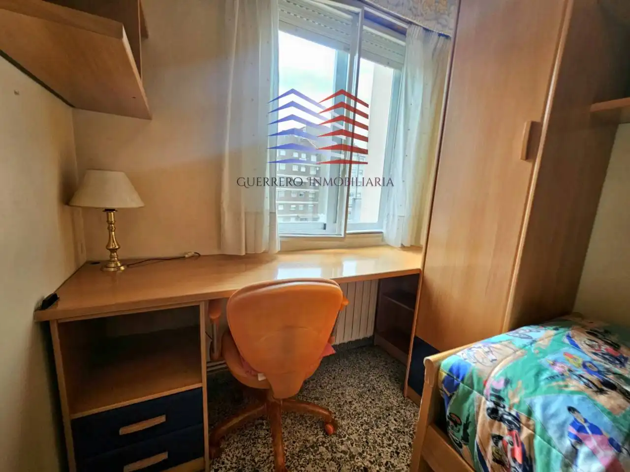 Dormitori de Apartament de lloguer en Ourense Capital  amb Calefacció, Terrassa i Traster