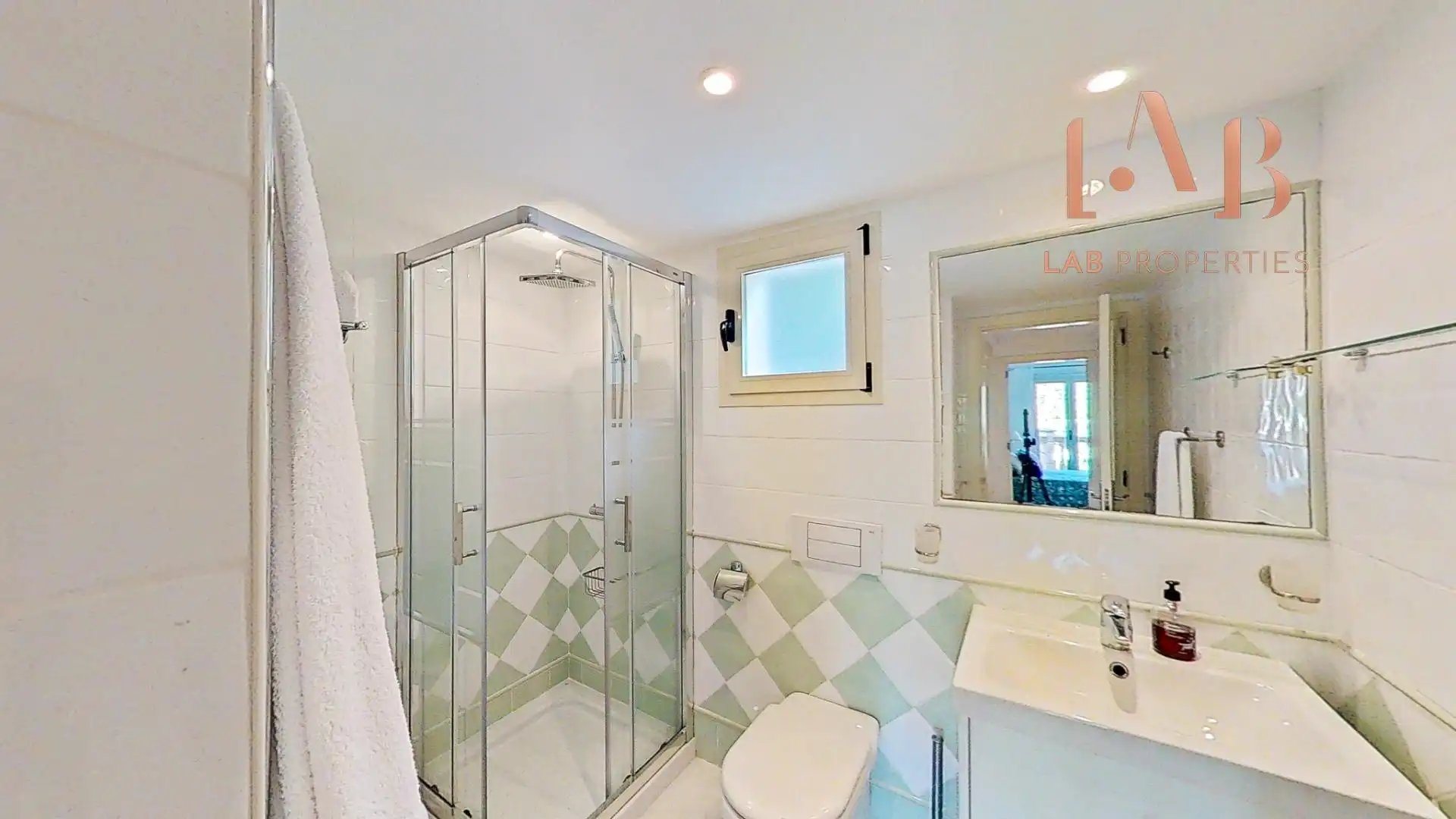 Badezimmer von Dachboden zur Miete in Andratx mit Klimaanlage, Heizung und Privatgarten