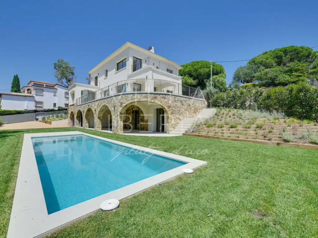 Vista exterior de Casa o xalet en venda en Castell d'Aro, Platja d'Aro i s'Agaró amb Aire condicionat, Calefacció i Jardí privat