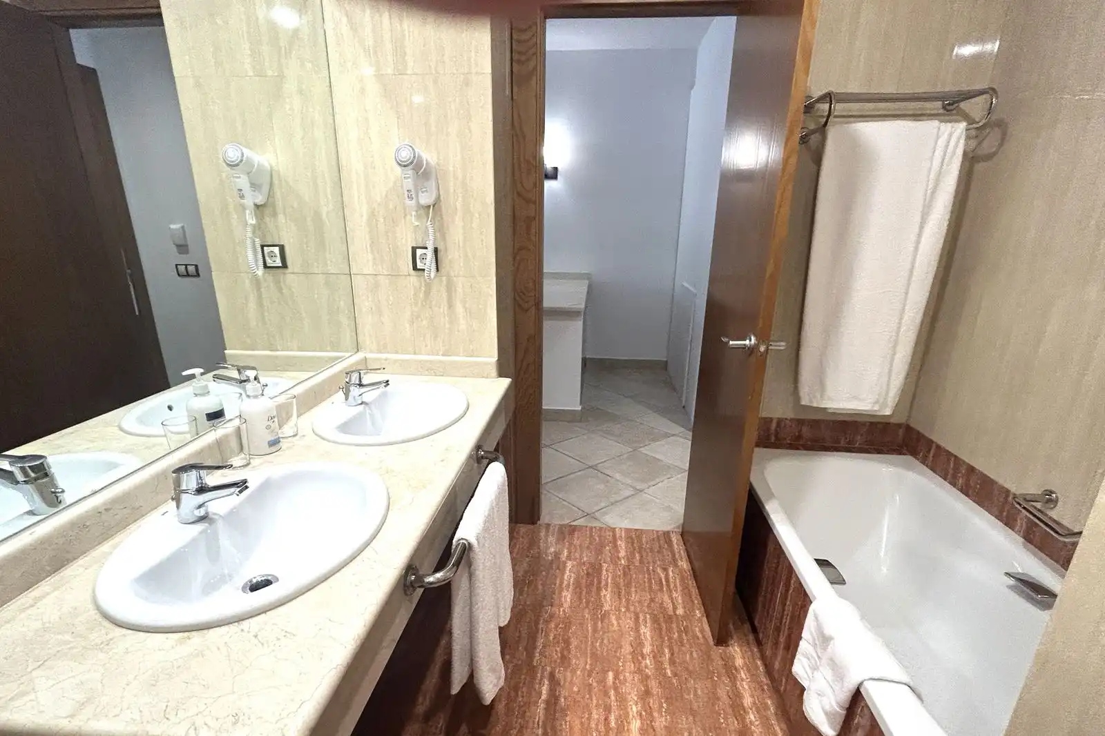 Bany de Pis en venda en Benahavís amb Moblat i Piscina comunitària