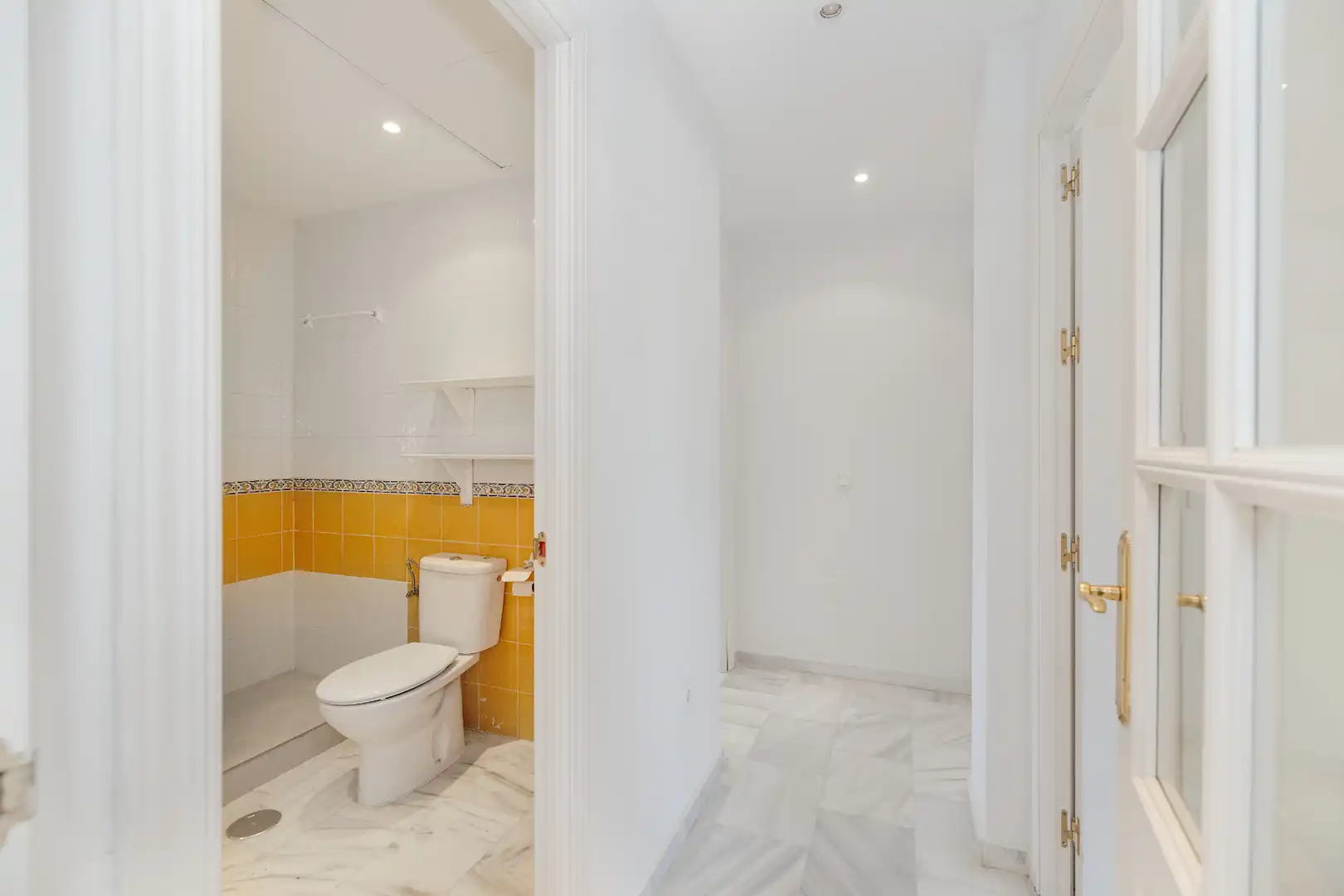 Badezimmer von Wohnung zum Verkauf in Marbella mit Klimaanlage, Heizung und Terrasse