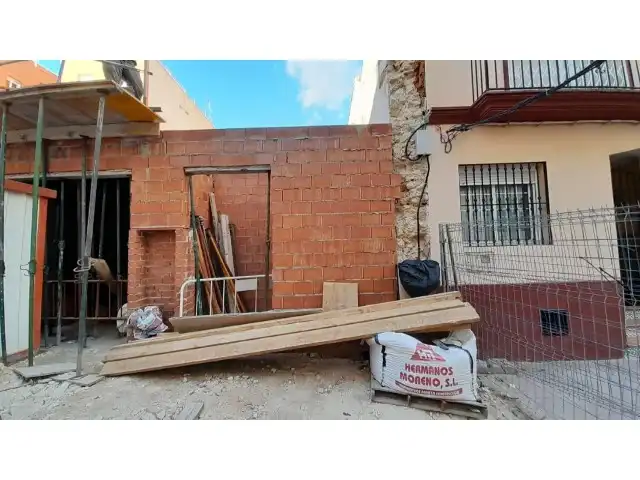 Vista exterior de Casa o xalet en venda en Burjassot amb Jardí privat i Terrassa