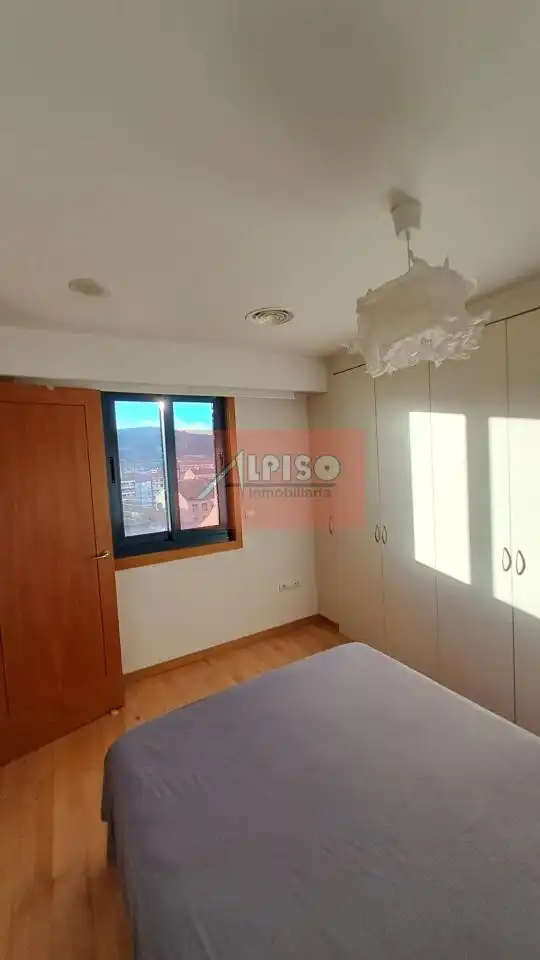 Habitación de Apartamento de alquiler en Ourense Capital  con Calefacción, Parquet y Amueblado