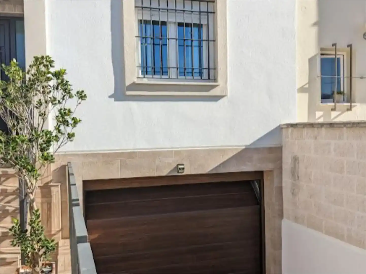 Vista exterior de Casa adosada en venda en Lebrija amb Aire condicionat, Piscina i Balcó