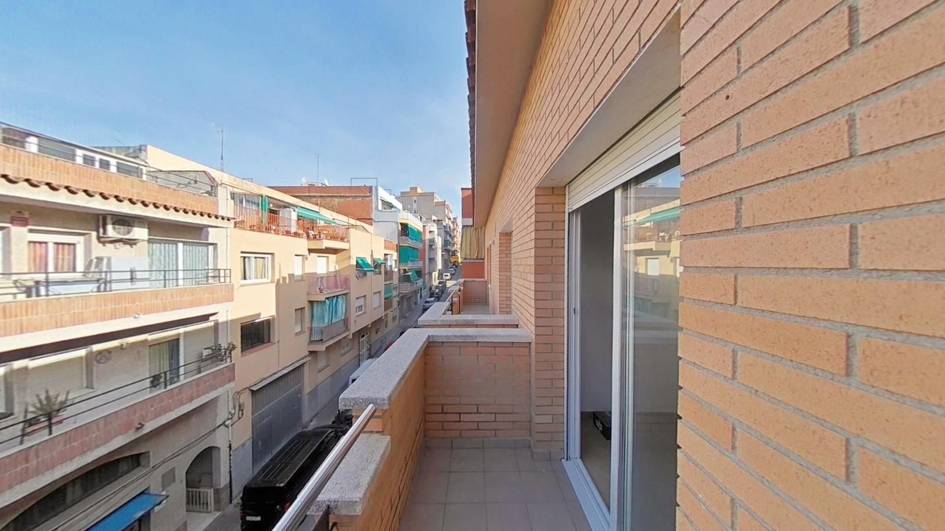 Vista exterior de Pis en venda en Badalona amb Terrassa i Traster