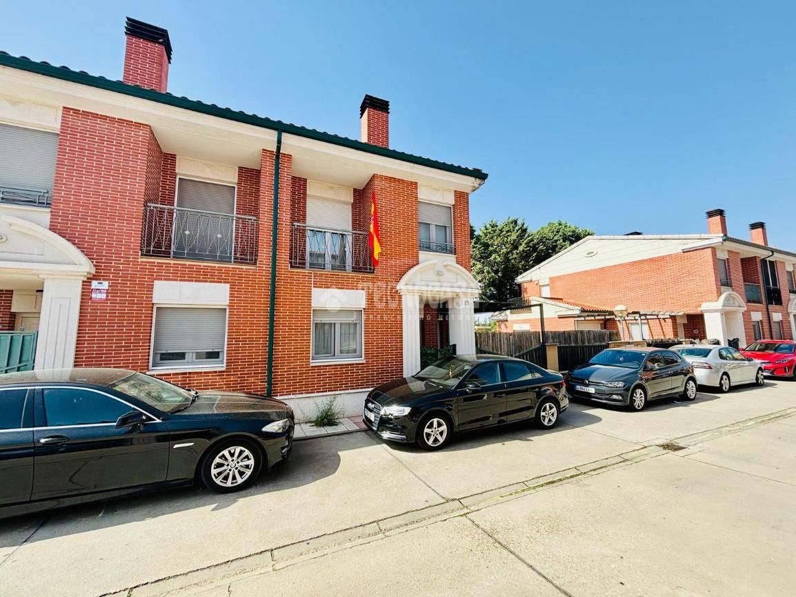 Vista exterior de Casa adosada en venda en Mojados amb Calefacció