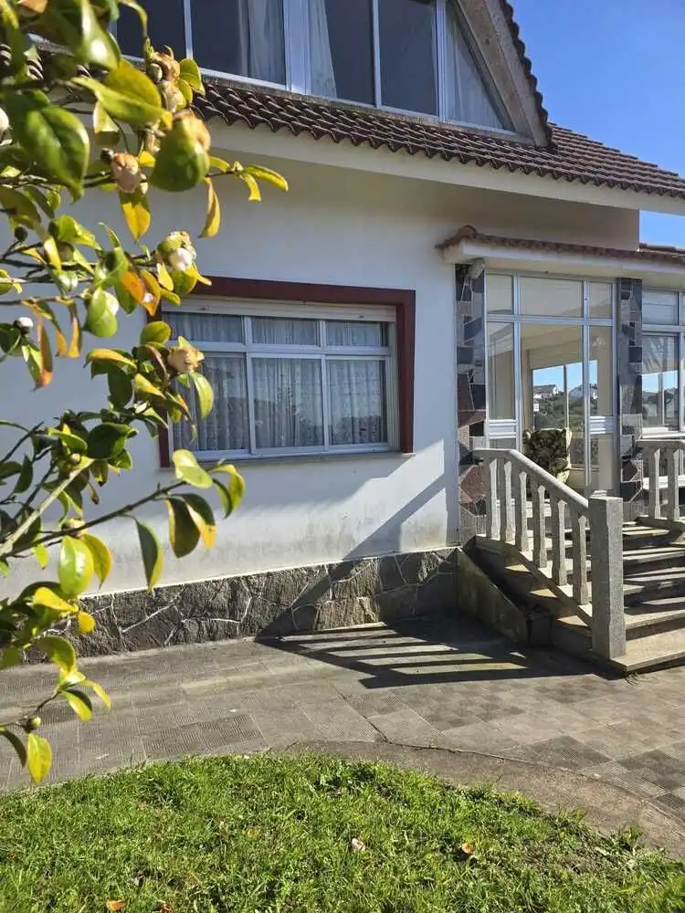 Vista exterior de Casa o xalet en venda en Valdoviño amb Calefacció, Jardí privat i Terrassa