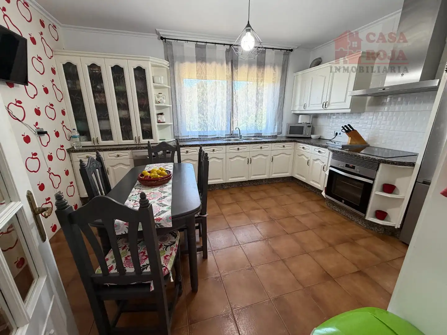 Cuina de Casa o xalet en venda en Cangas  amb Calefacció, Terrassa i Moblat