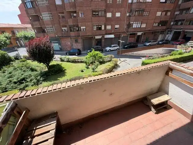 Vista exterior de Pis en venda en León Capital  amb Calefacció i Terrassa