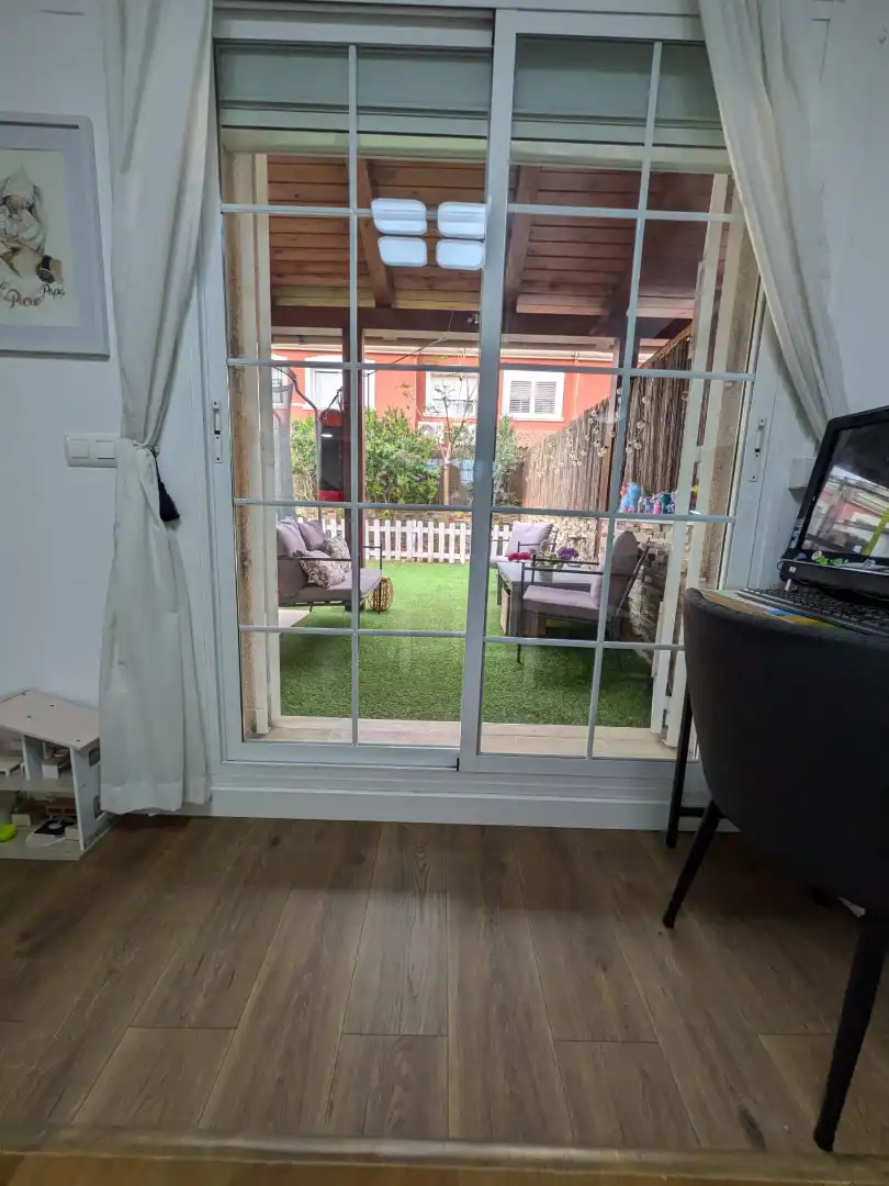 Terraza de Casa adosada en venta en La Pobla de Vallbona con Aire acondicionado, Calefacción y Jardín privado