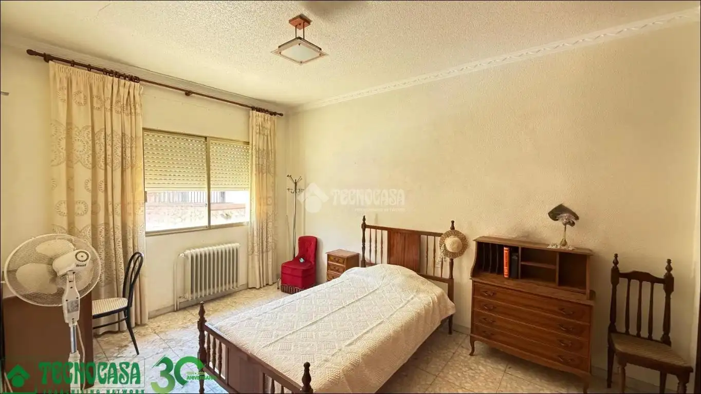 Dormitori de Casa adosada en venda en Alcázar de San Juan amb Calefacció, Jardí privat i Terrassa